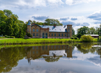 Obraz premium manor on the lake