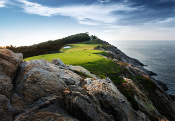 바닷가 절벽위에 있는 아름다운 골프장.