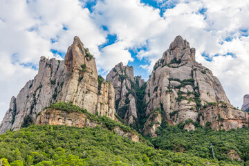 Montaña de Montserrat con cielo azul y nubes blancas