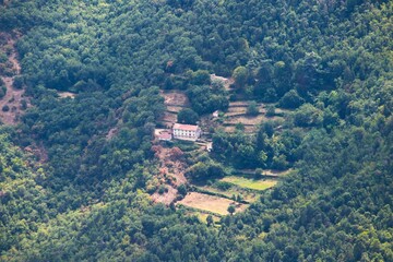 village de l'arrière pays Niçois dans les alpes maritimes en France du sud vu depuis le mont Vial à 1600 mètre d'altitude