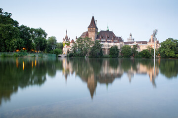 Obraz premium lakeside view of Vajdahunyad Castle in Budapest City Park