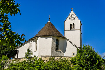 Fototapeta premium Dorf Blauen, Blauen, Kirche, St. Martin, Laufental, Birs, Birstal, Laufental, Bezirk Laufen, Wanderweg, Hügel, Landwirtschaft, Felder, Sommer, Baselland, Schweiz
