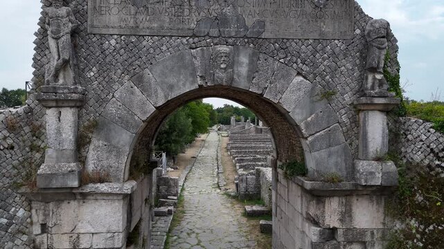 Parco archeologico di Saepinum o Sepino, Altilia, Campobasso, Molise, Italia.
Ripresa aerea dell'area archeologica con i resti delle fortificazioni sannitiche