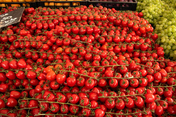 Vine-ripened tomatoes at a market stall. Ripe tomatoes to buy at the weekly market in Rotterdam.