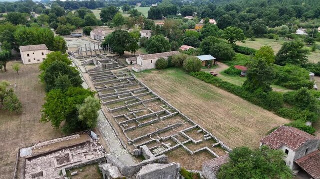 Parco archeologico di Saepinum o Sepino, Altilia, Campobasso, Molise, Italia.
Ripresa aerea dell'area archeologica con i resti delle fortificazioni sannitiche
