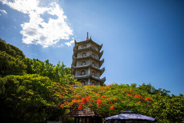 베트남에 있는 유명한 관광 명소인 마블 마운틴의 아름다운 모습이다.