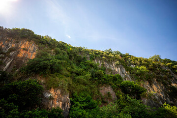 베트남에 있는 유명한 관광 명소인 마블 마운틴의 아름다운 모습이다.