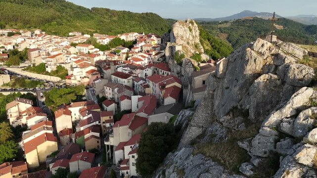 Monte il Castello, morgia del castello. Pietrabbondante, Isernia, Molise, Italia.
Ripresa aerea dei resti della Rocca dei Conti Borrello, arroccata sulle rocce della Morgia della Croce.