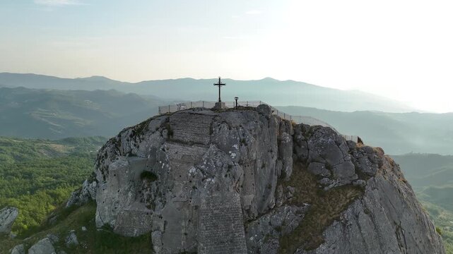 Monte il Castello, morgia del castello. Pietrabbondante, Isernia, Molise, Italia.
Ripresa aerea dei resti della Rocca dei Conti Borrello, arroccata sulle rocce della Morgia della Croce.