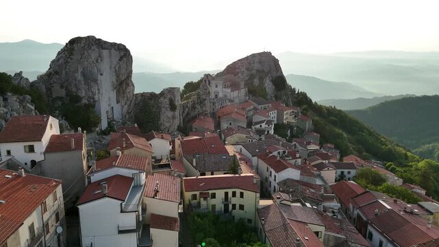 Chiesa madre di Santa Maria Assunta, Pietrabbondante, Isernia, Molise, Italia.
Ripresa aerea della chiesa incastonata fra le rocce presso la Morgia della Croce.