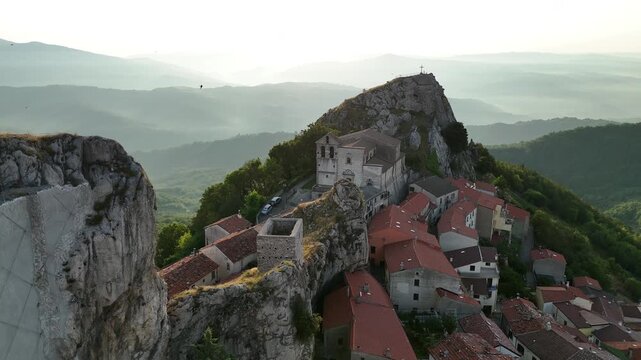 Chiesa madre di Santa Maria Assunta, Pietrabbondante, Isernia, Molise, Italia.
Ripresa aerea della chiesa incastonata fra le rocce presso la Morgia della Croce.