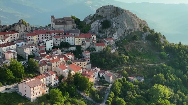 Pietrabbondante, Isernia, Molise, Italia.
Ripresa aerea di Pietrabbondante, piccolo borgo incastonato fra enormi massi detti "Morge" ai piedi del monte Saraceno.