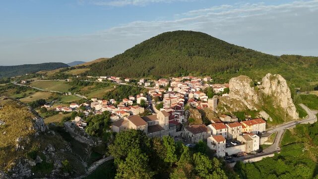 Pietrabbondante, Isernia, Molise, Italia.
Ripresa aerea di Pietrabbondante, piccolo borgo incastonato fra enormi massi detti "Morge" ai piedi del monte Saraceno.