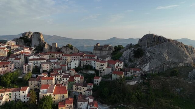 Pietrabbondante, Isernia, Molise, Italia.
Ripresa aerea di Pietrabbondante, piccolo borgo incastonato fra enormi massi detti "Morge" ai piedi del monte Saraceno.