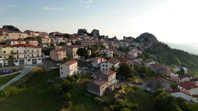 Pietrabbondante, Isernia, Molise, Italia.
Ripresa aerea di Pietrabbondante, piccolo borgo incastonato fra enormi massi detti "Morge" ai piedi del monte Saraceno.