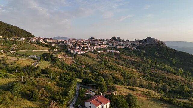 Pietrabbondante, Isernia, Molise, Italia.
Ripresa aerea di Pietrabbondante, piccolo borgo incastonato fra enormi massi detti "Morge" ai piedi del monte Saraceno.