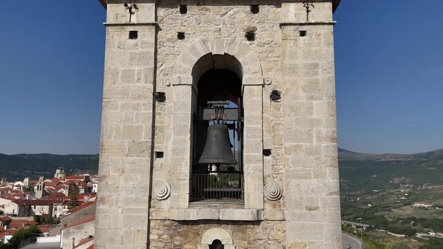 Vista aerea di una campana di Agnone, Isernia, Molise, Italia.
Ripresa aerea ravvicinata di un campanile di Agnone, meta turistica famosa per la costruzione delle campane delle chiese.