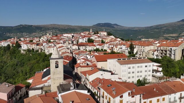Vista aerea di Agnone, Isernia, Molise, Italia.
Ripresa aerea del centro storico di Agnone, meta turistica del centro Italia famosa per la costruzione delle campane delle chiese.