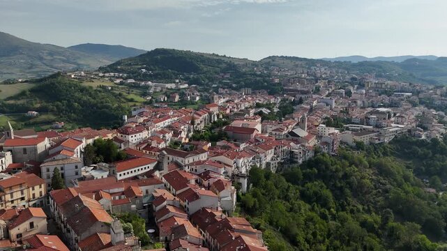 Vista aerea di Agnone, Isernia, Molise, Italia.
Ripresa aerea del centro storico di Agnone, meta turistica del centro Italia famosa per la costruzione delle campane delle chiese.