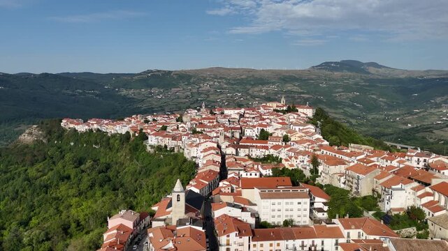 Vista aerea di Agnone, Isernia, Molise, Italia.
Ripresa aerea del centro storico di Agnone, meta turistica del centro Italia famosa per la costruzione delle campane delle chiese.
