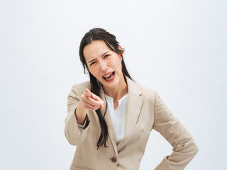 怒鳴る女性ビジネスパーソン
