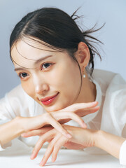 おしゃれな女性の美容・スキンケアイメージ