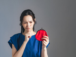 財布を持って悩む女性
