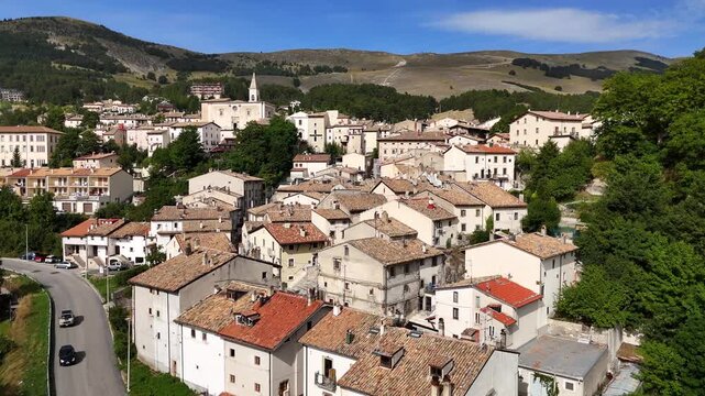 Vista aerea di Pescocostanzo, Abruzzo, Italia.
Ripresa aerea del centro storico di Pescocostanzo, meta turistica del centro Italia.
