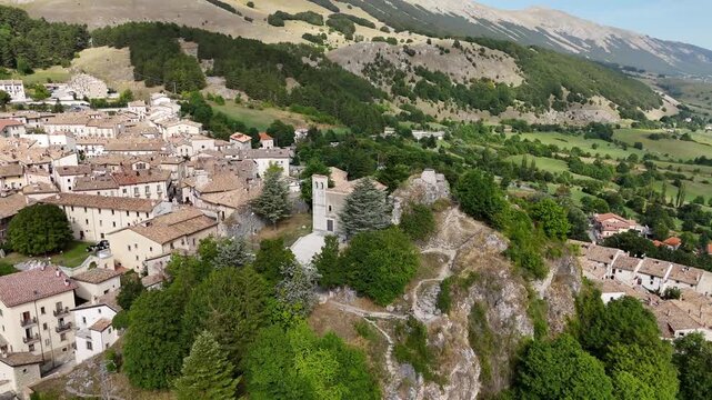 Chiesa di Sant'Antonio Abate. Pescocostanzo, Abruzzo, Italia.
Ripresa aerea del bosco incantato nel storico di Pescocostanzo, meta turistica del centro Italia.