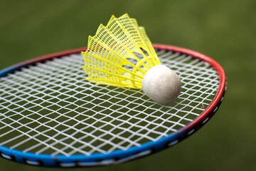 Badminton, rakietka i lotka.