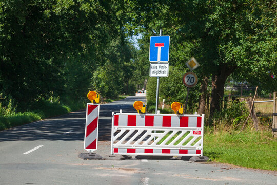 Absperrrung an einer Landstra&szlig;e wegen Bauarbeiten