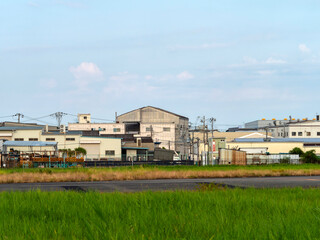 Obraz premium 八尾空港周辺に建つ町工場の風景