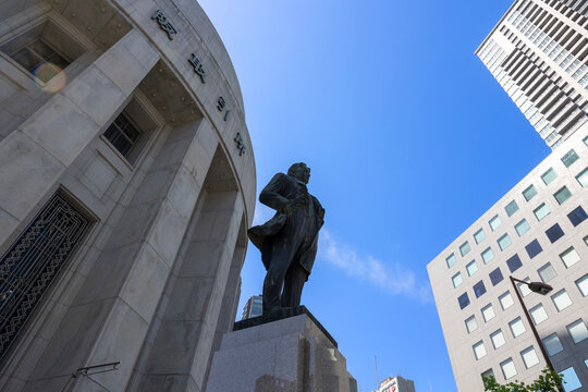 五代友厚公像と大阪取引所