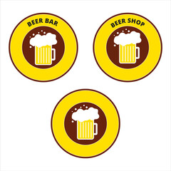 Un grupo de pegatinas con el logo de una jarra de cerveza en fondo blanco. Vista de frente y de cerca. Copy space