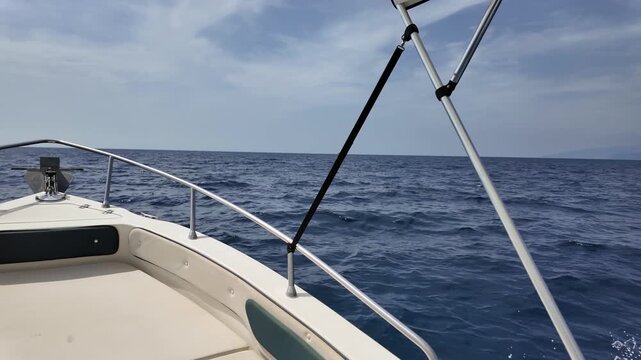 Barca naviga sul mare poco mosso o quasi calmo