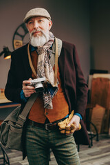 Portrait d'un photographe créatif et original  de type hispter très élégant et stylé avec un...