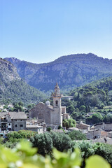  Valldemosa un pueblo en Mallorca, con sus tradicionales casas de piedra rodeadas de un paisaje...