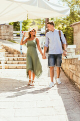 Naklejka premium Traveler Couple Enjoying Summer Vacation