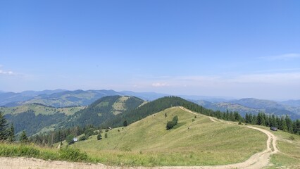 Obraz premium mountains in summer, carpathians, beautiful view of mountains and houses in mountains, countryside