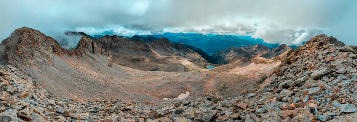 From the summit of Pico Eriste, the Aragonese Pyrenees unfold in all their splendor: lakes, peaks and valleys that form a majestic and serene landscape at the same time, unique in its kind.