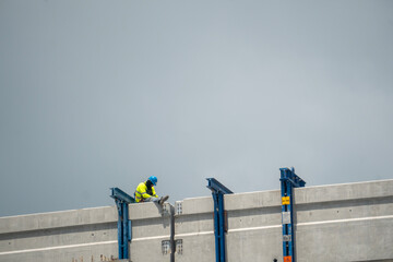 Obrero toma un descanso en la obra de construcción de las vías del metro de panama 