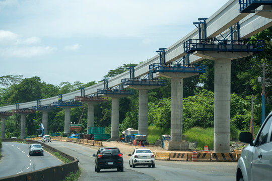 Tramo en construcci&oacute;n de las v&iacute;as elevadas o viaductos del metro de Panama Oeste al costado de la v&iacute;a panamericana.