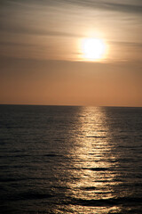 Fototapeta premium The sun setting over the ocean