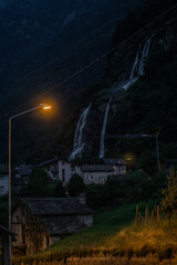 Naklejka premium Der Wasserfall in der Stadt 