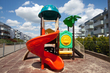 Plac zabaw dla dzieci, zjeżdżalnia.  Children's playground, slide. © 123108 Aneta