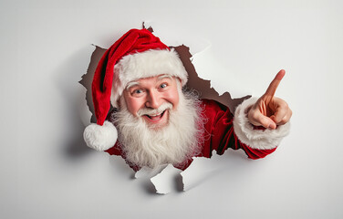 Santa Claus steckt den Kopf durch ein Loch in der Wand und zeigt mit dem Finger neben sich © stockmotion