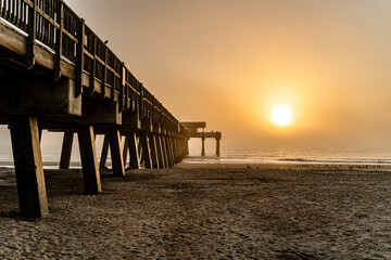 Obraz premium pier at sunrise