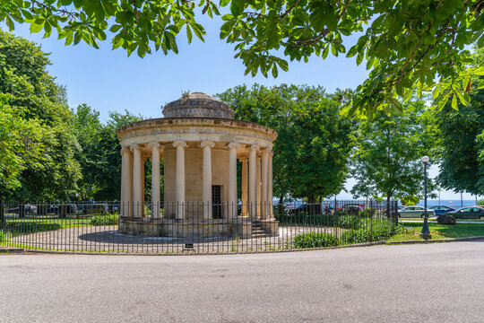View of Maitland Monument in Pl. Leonida Vlachou park and garden in Corfu Town, UNESCO World Heritage Site, Corfu, Ionian Sea, Greek Islands, Greece
