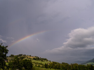 Sommerlandschaft im Mostviertel mit Regenbogen