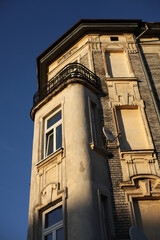 Krakowska kamienica usytuowana na Wisłą. © Pawe